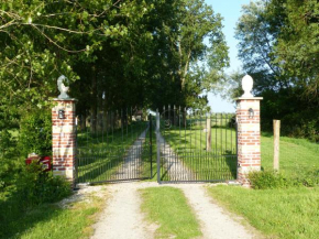 Отель Paardenhof Guesthouse  Esquelbecq